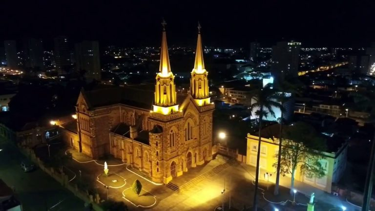 Igreja São Benedito iluminada à noite em Uberaba